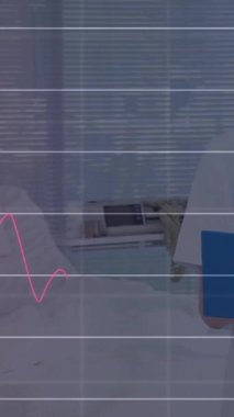 Kafkasyalı kadın doktorun hastanedeki finansal veri işleme animasyonu. Küresel tıp, sağlık, bağlantılar, hesaplama ve veri işleme kavramı dijital olarak oluşturulmuş video.