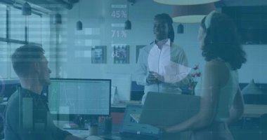 Personel 3 iş görüşmelerine başlıyor ve verileri bar grafikleri ve pasta grafikleriyle sunuyor. İşbirliği, sunum, takım çalışması, veri analizi, profesyonel, ofis, bilgi