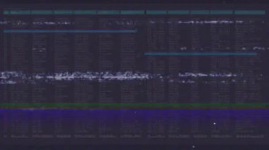 Turkuaz çubuklar oluşurken titreşen statik bantlar büyüyor ve simülasyon sesleri geliyor. Dijital, teknoloji, arıza, fütüristik, soyut, siber, veri