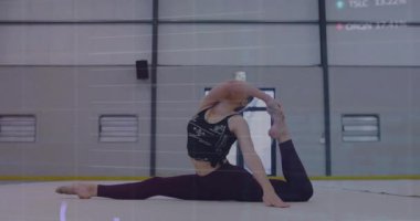 Genç jimnastikçiyi spor salonunda arka dönemece sokarak spor verilerini gözler önüne seriyor. Fitness, esneklik, biyomekanik, eğitim, spor, sağlık, veri görselleştirme