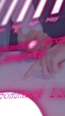 Ofisteki çeşitli iş adamları üzerinde finansal veri işleme animasyonu. Küresel finans, iş, bağlantılar, hesaplama ve veri işleme kavramı dijital olarak oluşturulmuş video.