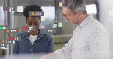 İş dünyası ekibi çarpışmayı hızlandırmak için yüzen sosyal bildirimleri canlı olarak gösteriyor. İşbirliği, takım çalışması, iletişim, dijital, çalışma alanı, profesyonel, ağ