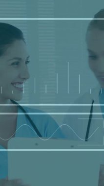 İki doktorun hasta bilgilerini tartışması üzerine tıbbi veri işleme animasyonu. Sağlık, teknoloji, tartışma, takım çalışması, dijital, analiz