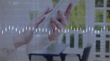 Kadınların elleri balkonda tablet tıkırdatıyor, finans çubuklarını güncelliyor ve pazar eğilimlerini analiz etmek için grafikler çiziyor. Teknoloji, veri, analiz, finans, mobil, dijital arayüz