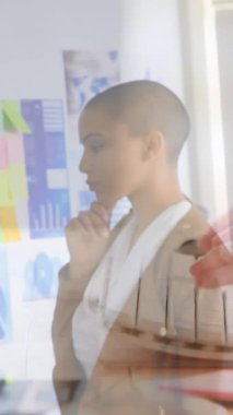 Ofisteki Afro-Amerikan iş kadınının animasyonu ve bilgisayar kullanan elleri. Küresel iş ve dijital arayüz kavramı dijital olarak oluşturulmuş video.