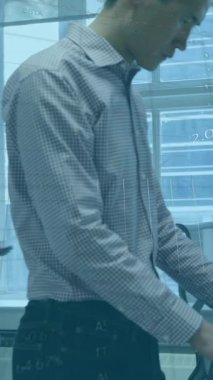 Ofiste tartışan bir grup farklı meslektaşla istatistiksel veri işleme animasyonu. Bilgisayar arayüzü ve iş veri teknolojisi kavramı