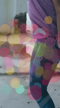 Afrika kökenli Amerikalı bir kadının iplerine çarpan renkli ışıklar. spor ve spor konsepti