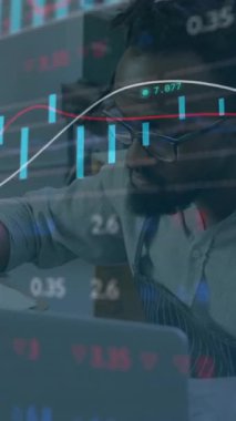 Ofiste dizüstü bilgisayarda çalışan adamın finansal veri animasyonunu analiz ediyorum. İş, finans, analiz, dijital, şirket, teknoloji