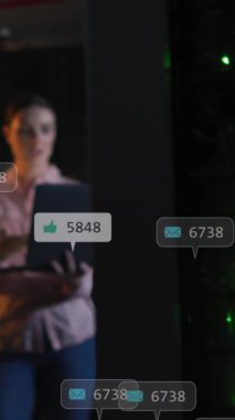 Sunucu odasında dizüstü bilgisayar kullanan çeşitli erkek ve kadın mühendisler üzerinde sosyal medya simgelerinin canlandırılması. Sosyal medya ağı ve iş veri depolama teknolojisi kavramı