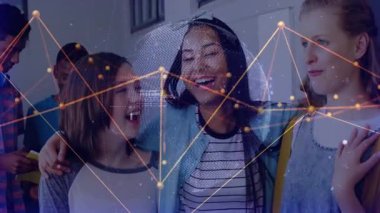 Öğrenciler koridor sohbetini başlatırken ağ soluklaşıyor ve kod parçaları öğrenmeyi geliştiriyor. İşbirliği, arkadaşlık, teknoloji, yenilik, eğitim, gençlik, bağlantı