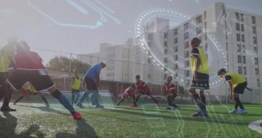 Koç bacak kaldırma, talimat verme, futbol ısınma hareketlerini yansıtan takım dönüşümlü dijital kaplamalar. Atletik, takım çalışması, eğitim, gençlik, açık hava, dijital, fitness