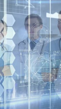 Hastane ortamında fütüristik animasyon kullanan tıp uzmanları. Sağlık, teknoloji, yenilik, tanı, sanal gerçeklik, dijital