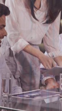 Çeşitli iş adamları üzerinde finansal veri işleme animasyonu. Küresel iş, finans, hesaplama, dijital arayüz ve veri işleme kavramı dijital olarak oluşturuldu.