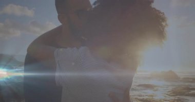 İskelede bir erkeğin kollarına basan bir kadın mercek parlamasına ve yaşam tarzı için siluet alevlenmesine neden oluyor. Romantizm, şefkat, deniz kenarı, günbatımı, siluet, şefkat, samimiyet