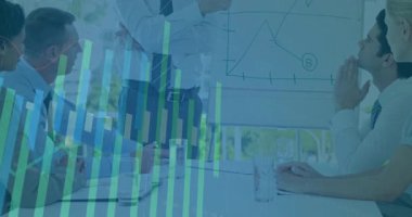 Grafik vurgulama ve iş eğilimini göstermek için animasyon çubukları başlatmada sunucu. Şirket, analitik, motivasyon, minimalist, profesyonel, beyin fırtınası, büyüme