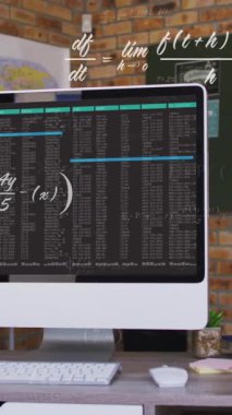 Matematiksel denklemlerin animasyonu, merkez ofiste bilgisayar ekranı gösteriliyor. Teknoloji, kodlama, programlama, analitik, veri, matematik