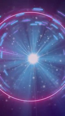 Parlayan geometrik şekiller ve ışık ışınları fütüristik kozmik animasyon yaratıyor. neon, soyut, teknoloji, dijital, aydınlatma