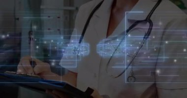 Holografik hasta verileri olarak tablet üzerinde kalem tutan doktor verileri kaydediyor. Tıbbi, sağlık, teknoloji, yenilik, profesyonel, klinik, geleceksel