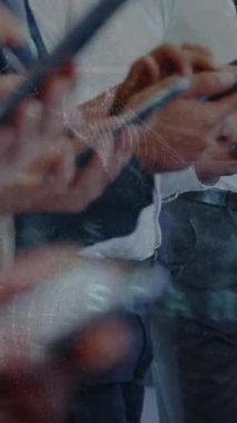 Akıllı telefonlar kullanan farklı iş adamlarının biyometrik fotoğraf ve veri işleme animasyonları. Küresel finans, iş, bağlantılar, hesaplama ve veri işleme kavramı dijital olarak oluşturulmuş video.