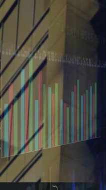 Renkli çubuk grafiklerinin ve şehir binalarına yansıyan veri grafiklerinin animasyonu. İstatistik, veri analizi, kentsel gelişim, teknoloji, şehir manzarası, görselleştirme
