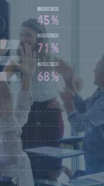 İş adamları üzerinde finansal veri işleme animasyonu. küresel iş, bağlantılar ve veri işleme kavramı dijital olarak oluşturulmuş video.