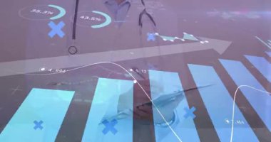 Doktor finansal analiz için notlar yazıyor, animasyon çizelgeleri ve kalp atışları başlatılıyor. Tıbbi, analitik, profesyonel, teknoloji, finans, veri görselleştirme, kurumsal