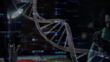 Araştırmacı çizgili kupa kaldırıyor ve DNA sarmalının arkasında kod analizi için akıllı telefon taraması yapıyor. Gelecekçi, yenilikçi, bilim, teknoloji, dijital, çalışma alanı, analitik