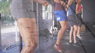 Eğitmen düdüğü olarak fitness grubu ip atlama hareketi tempo belirleyen hareketli halat kavislerini tetikliyor. Kardiyo, atletizm, takım çalışması, motivasyon, canlı, sağlık, aktif
