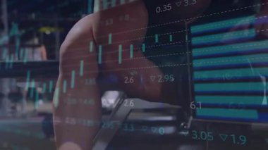 Finansal tablolar titreşip, performansı takip ederken adam halterde halterlere basıyor. Güç, zindelik, analiz, veri görselleştirme, performans, performans izleme, egzersiz