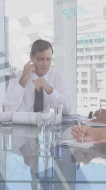 Toplantı odasında tartışan bir grup farklı iş adamına karşı istatistiksel veri işleme. iş verileri ve analitik teknoloji kavramı