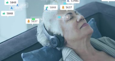 Kulaklık takan son sınıf öğrencisi kadın, odaklanma gösteren teknik uyarılar alıyor. Rahatlama, sağlık, dinginlik, dijital, sağlık, konfor, farkındalık