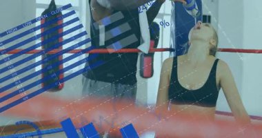 Antrenör bir sonraki raunt için boks eldivenlerini ayarlarken şişeyi açıyor ve boksöre su dolduruyor. Sporcu, koç, antrenman, zindelik, zindelik, kararlılık, mücadele