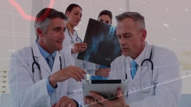 Tıbbi ekip tableti tıkırdatıyor ve röntgen filmini işaret ederken tıbbi grafik teşhisi güçlendiriyor. Sağlık, işbirliği, yenilik, profesyonellik, tanı, teknoloji, takım çalışması