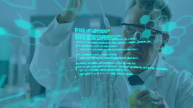 Laboratuvar bilim adamı pipeti kavrayıp moleküler hologramlarla analiz için çözeltiye daldırıyor. Bilim, yenilik, teknoloji, araştırma, kesinlik, deney, dijital