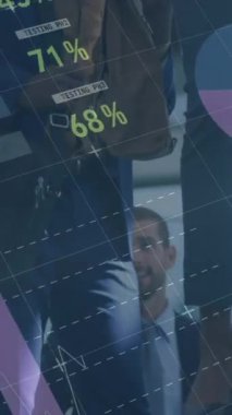 Ofisteki yürüyen merdiven kullanan iş adamları üzerinde finansal veri işleme animasyonu. küresel finans, iş ve dijital arayüz kavramı dijital olarak oluşturulmuş video.