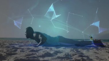 Adam kuma bastırıyor, plajda kobrayı kaldırıyor, çokgenlerle birlikte küresel gösteri için zindelik oluşturuyor. Spor, sağlık, esneklik, dijital sanat, yoga, açık hava, dinginlik