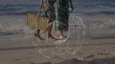 Üst düzey çift ıslak kumun üzerine basıyor bacakların etrafındaki veri küresini etkinleştiriyor sepet takip cihazı. Son sınıf, çift, sahil, sahil, dijital, teknoloji, bağlantı