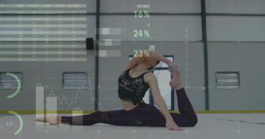 Genç jimnastikçiler fitness minderinin arka kıvrımına uzanırken HUD gerilme ölçümlerini takip ediyor. Sporcu, yoga, dijital, fitness, performans, eğitim, fütüristik