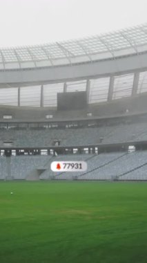 Boş spor stadyumlarına karşı yüzen sosyal medya ikonlarının animasyonu. Sosyal medya ağı ve spor turnuvası konsepti