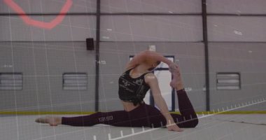 Beden eğitimi minderinin üstüne bir genç giriyor, sayısal ızgaralar ve kırmızı grafik animasyonları yaparken geriye doğru derinleşiyor. Esneklik, atletizm, eğitim, biyomekanik, dijital analiz, fitness, hareket