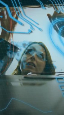 Gri arkaplandaki istatistik ve veri işleme animasyonları. Küresel iş finansmanı ve bağlantılar konsepti dijital olarak oluşturulmuş video.