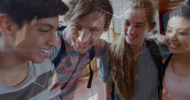 Okuldaki öğrenciler gizli bir ipucunun üzerine eğilip kollarını titreten örtüye bağlayıp gülüyorlar. Gençler, arkadaşlık, yoldaşlık, rahat, enerjik, gençlik dolu, takım çalışması.