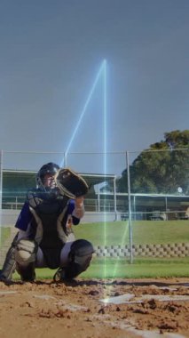 Beyzbolcu, tutucuyla vurmaya hazırlanıyor kale çizgisi animasyonunun arkasına çömelmiş. Spor, atlet, takım çalışması, yarışma, vurucu, saha çalışması