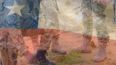 Devriye askerinin diz çöktüğü, botlarını taradığı, dantelleri düzelttiği, partnerin işaret ettiği yerde. Ordu, keşif, taktik, engebeli, açık hava, disiplin, takım çalışması.