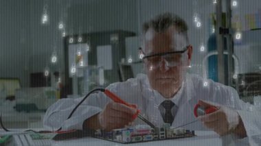 Elektronik mühendisi, araçtaki sondalara basarak test için üç boyutlu veri şebekesi oluşturdu. Teknoloji, yenilik, devre, tanı, bilim, mühendislik, veri