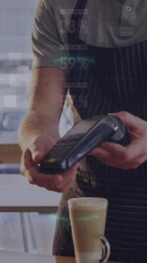 Akıllı telefondan ödeme yapan farklı insanlar üzerinde finansal veri işleme animasyonu. Küresel finansman, iş ve dijital arayüz kavramı dijital olarak oluşturulmuş video.