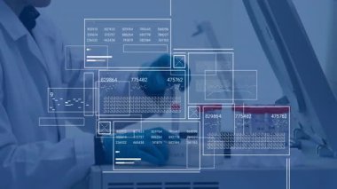 Bilim adamı örnek tüplerini kaydırıyor ve analiz için animasyon veri panellerini etkinleştiriyor. Araştırma, yenilik, teknoloji, kesinlik, deney, tanı, laboratuvar