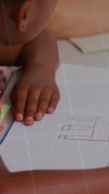 Kağıt üzerine çizim, okuldaki finansal grafik animasyonundan doğan çocuk. Eğitim, öğrenme, çocukluk, finans