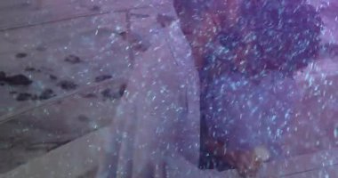 Rıhtımda dondurma yiyen bir çift erkek, aktifleşen yıldızları öpen bir kadına dönüşerek seyahati kutluyor. Romantizm, mahremiyet, açık hava, manzara, sevgi dolu, boş zaman, alacakaranlık