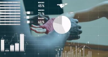 Koç bilek bandını antrenmanda sporcu olarak başlatırken Dijital AR performansı takip ediyor. Fitness, training, biomechanics, sport, technology, data, performance